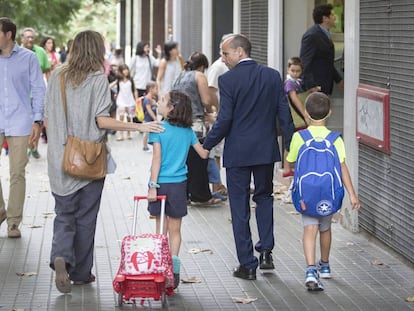 Unos padres con sus hijos. 