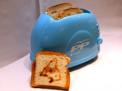Rebanadas de pan con la silueta de la Comunidad con el logo del PP