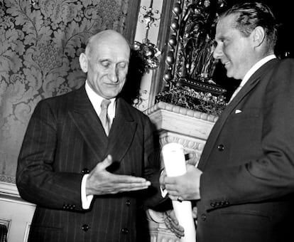 O cineasta Carol Reed recebe a Palma de Ouro por seu filme ‘O Terceiro Homem’, das mãos do ministro de Relações Exteriores da França, Robert Schuman (à esq.), no Festival de Cannes de 1949.