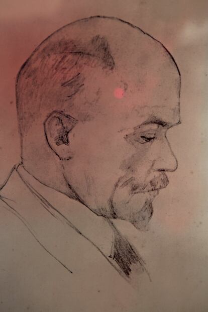 Dibujo a carboncillo de Lenin situado en una zona que es una réplica de su apartamento y oficina en el Kremlin.