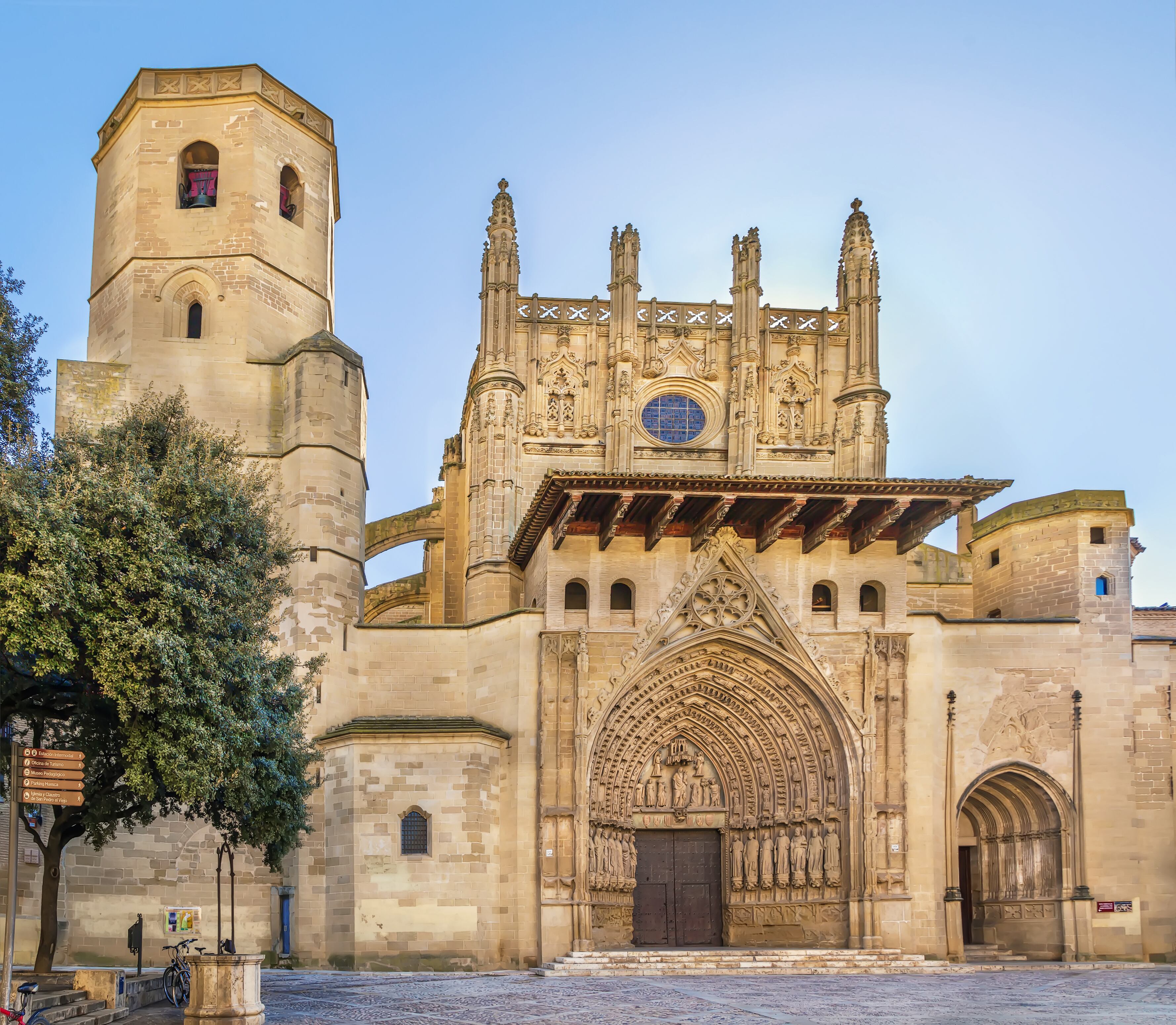 La fachada de la catedral gótica de Huesca.