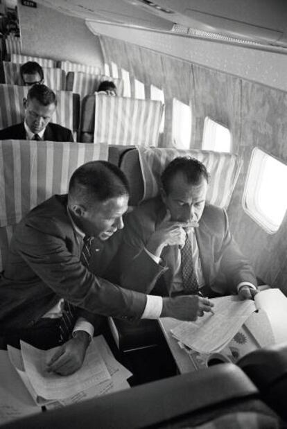 Richard Nixon, con su jefe de gabinete, el muy feroz H. R. Haldeman, en 1968, un año antes de ganar la presidencia. En esa época, Nixon declaró que delegar era la única forma de ser presidente; si no, su gabinete se compondría sólo “de marionetas”. Tras seis años aislado por Haldeman, se frustraría, se empeñaría en que un grupo de fuerzas conspiraba contra sus objetivos, y se arrogaría un poder descomunal.