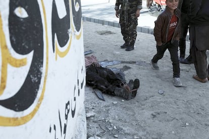 El cuerpo de un policía en el suelo, tras un atentado en Kabul (Afganistán).