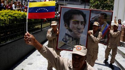 Quadros de Simon Bolivar e Hugo Chavez