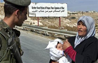 Una mujer habla con un policía de fronteras israelí ayer cerca de Belén.