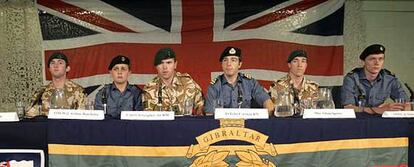 Seis de los 15 marinos británicos liberados por Irán, en rueda de prensa.