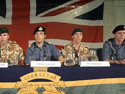 Seis de los 15 marinos británicos liberados por Irán, en rueda de prensa.