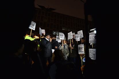 Protestas frente a la embajada de EEUU en Londres contra la decisión de un jurado de no procesar al policía de Ferguson (Misuri) que en agosto mató a tiros a Michael Brown, un joven negro que iba desarmado.