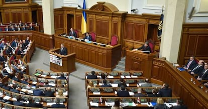 El Parlamento de Kiev, durante la sesi&oacute;n que aprob&oacute; una ley de condena al comunismo y nazismo.