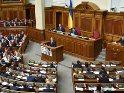 El Parlamento de Kiev, durante la sesi&oacute;n que aprob&oacute; una ley de condena al comunismo y nazismo.