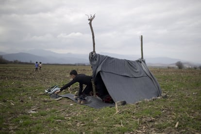 Un refugiado en su tienda de campaña cerca de Idomeni donde espera que se les permita cruzar la frontera de Macedonia.