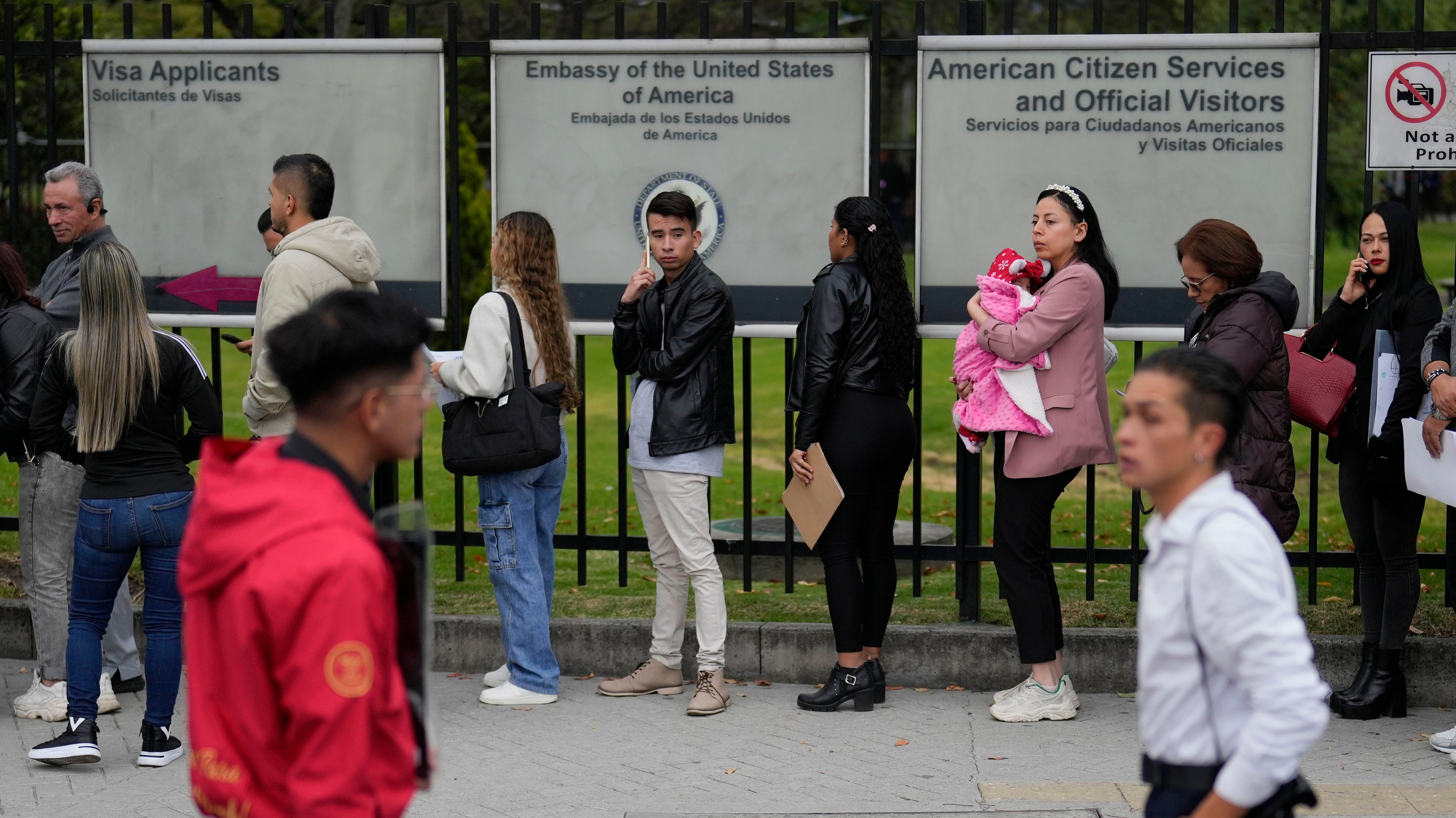 Colombianos hacen fila afuera de la Embajada de Estados Unidos, en Bogotá, en 2025. 