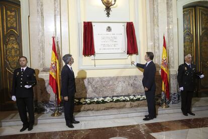 Rafael Catalá y Carlos Lesmes descubren la placa en homenaje a los juristas víctimas del terrorismo.