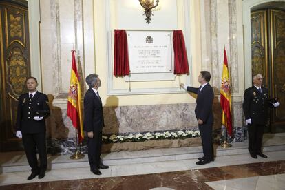 Rafael Catal&aacute; y Carlos Lesmes descubren la placa en homenaje a los juristas v&iacute;ctimas del terrorismo.