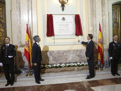 Rafael Catal&aacute; y Carlos Lesmes descubren la placa en homenaje a los juristas v&iacute;ctimas del terrorismo.