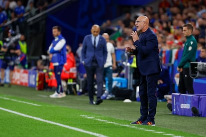 El seleccionador español Luis de la Fuente da indicaciones a sus jugadores desde la banda del Arena AufSchalke, Gelsenkirchen (Alemania).
