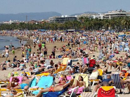 La platja de Salou, atapeïda de gent en una imatge d'arxiu.