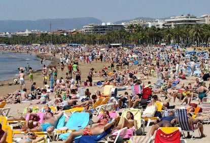 La platja de Salou, atapeïda de gent en una imatge d'arxiu.