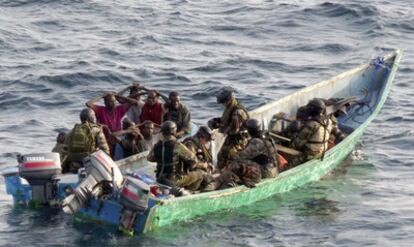 Imagen de soldados franceses con los secuestradores del yate <i>Le Tanit</i> arrestados tras una operación en la que murió uno de los rehenes.