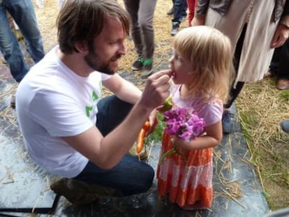 René Redzepi con su hija Arwen Levy Redzepi.