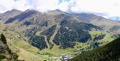 El valle de Nuria, enclavado entre cumbres de casi 3.000 metros.