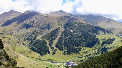 El valle de Nuria, enclavado entre cumbres de casi 3.000 metros.