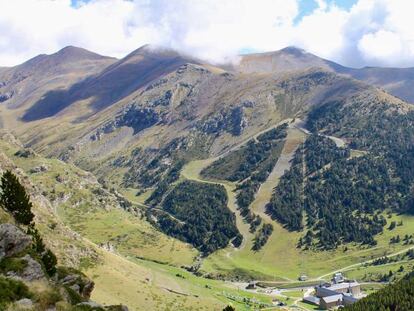 El valle de Nuria, enclavado entre cumbres de casi 3.000 metros.