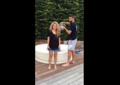 Shakira y Gerard Piqué haciendo el reto del cubo helado.