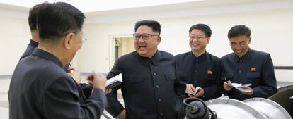 El líder norcoreano, Kim Jong-un al lado de una bomba de hidrógeno.