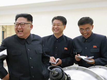 El líder norcoreano, Kim Jong-un al lado de una bomba de hidrógeno.