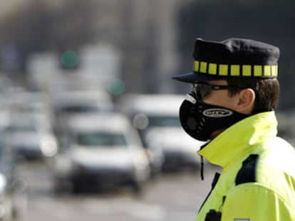Un guardia de tráfico con una mascarilla para protegerse de la contaminación en Madrid en octubre de 2019.