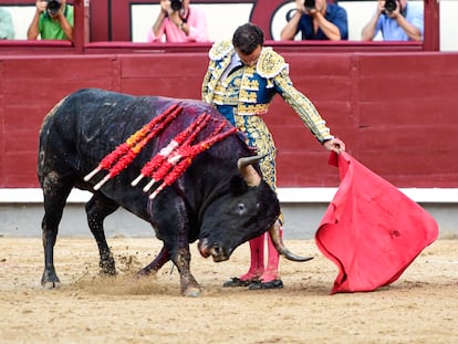 Damián Castaño torea al natural a su primer toro.