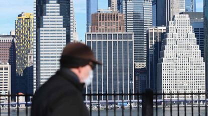 Un hombre con mascarilla camina por las calles de Brooklyn, Nueva York. 