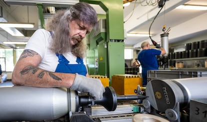 Fabricación de munición para tanques en la factoría de Rheinmetall, en Unterlüß, en Alemania.