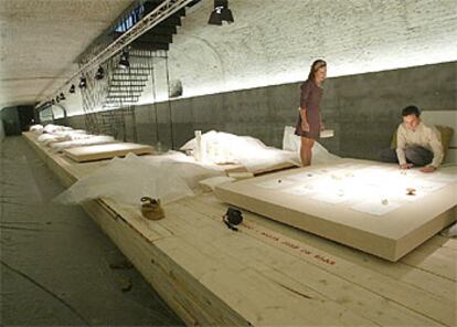 Montaje, ayer, de la exposición <i>La mesa blanca</i>, que inaugura un nuevo espacio en las Arquerías de los Nuevos Ministerios, de Madrid.