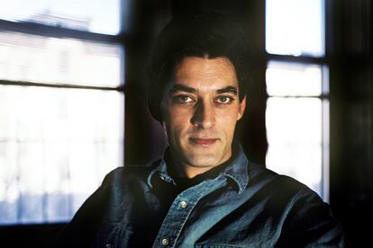 Retrato de Paul Auster en su casa de Brooklyn, Nueva York, en 1988. 