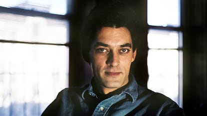 NEW YORK, UNITED STATES - JANUARY 08. A portrait of American writer Paul Auster on January 8,1988 at home in Brooklyn,New York. (Photo by Ulf Andersen/Getty Images)