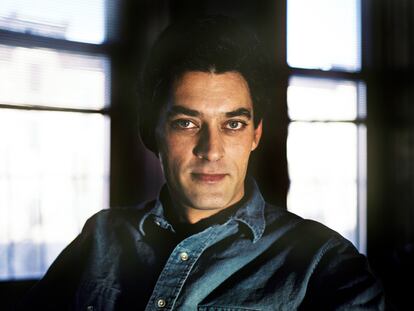 NEW YORK, UNITED STATES - JANUARY 08. A portrait of American writer Paul Auster on January 8,1988 at home in Brooklyn,New York. (Photo by Ulf Andersen/Getty Images)