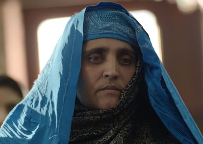 Sharbat Gula, durante un encuentro en noviembre de 2016 con el presidente afgano Ashraf Ghani, en Kabul.