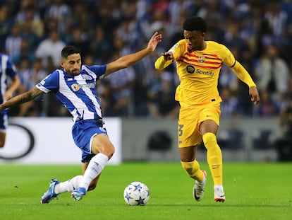 Alan Varela y Alejandro Balde disputan el balón durante el Oporto - Barcelona, de la segunda jornada de Chapions.