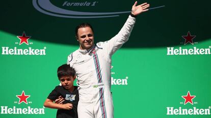 Massa, con su hijo, tras el GP de Brasil.