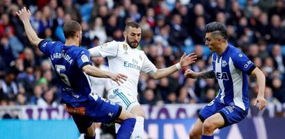 Benzema, pasa entre los jugadores del Alavés.