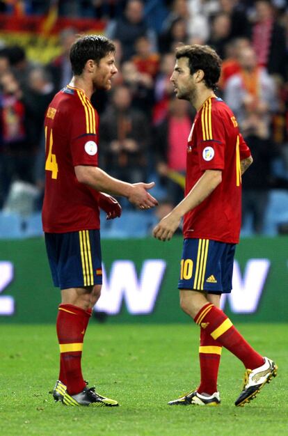 Xabi Alonso y Cesc hablan antes de tirar el penalti