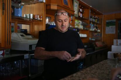 El zahinero Francisco Guerrero, de 49 años: "Aquí la gente vive de los jornales. Pero tenemos que irnos a trabajar fuera". Él regente un bar en el pueblo desde hace 19 años.