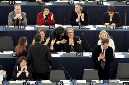 Varios eurodiputados celebran el rechazo por el pleno a la transferencia de datos bancarios a EE UU.
