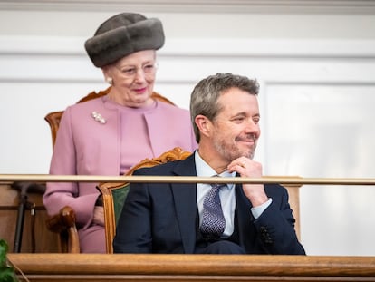 El rey Frederico X de Dinamarca y la reina Margarita visitan el Folketingsalen (Parlamento danés) en Copenhague, el 15 de enero de 2024.