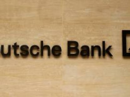 Logo de Deutsche Bank en una oficina de la compañía en Londres.