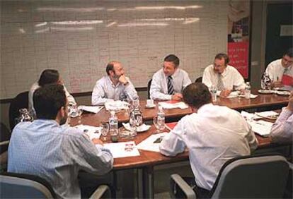 Alfredo Pérez Rubalcaba, José Blanco y Álvaro Cuesta, junto a otros miembros del comité electoral del PSOE.