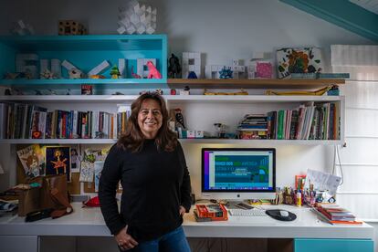 Ángela Penagos en su casa en Bogotá, Colombia.