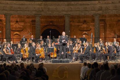 François-Xavier Roth se dirige al público al final del concierto con su orquesta Les Siècles en el Palacio de Carlos V.